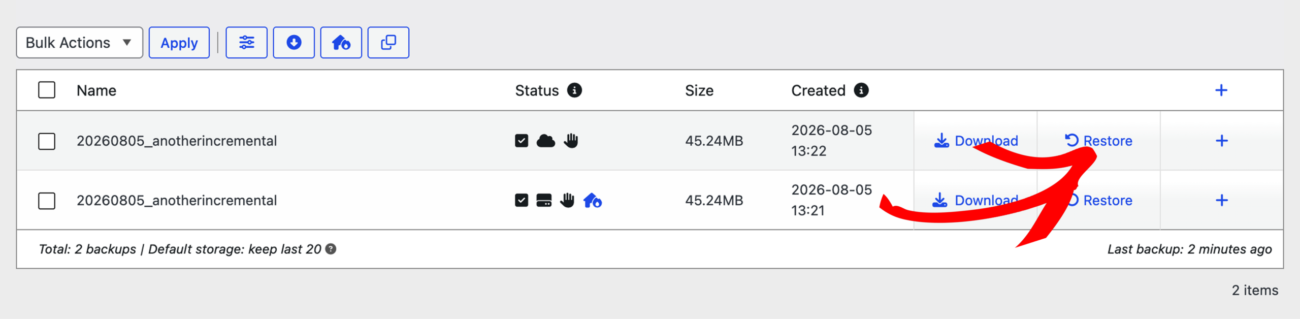 restaurar-2 - Duplicator Dois backups listados com os nomes 20260805_anotherincremental, mostrando 45,24 MB cada; últimos horários de criação 13:22 e 13:21 em 05/08/2026; as opções incluem Download e Restaurar, com Restaurar destacado pela seta vermelha na imagem.